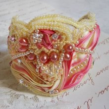 Armband Les Délices de L'Eté Manschette Haute-Couture, bestickt mit einem gelben und rosa Seidenband, runden Perlen, Perlmutttropfen und Rocailles